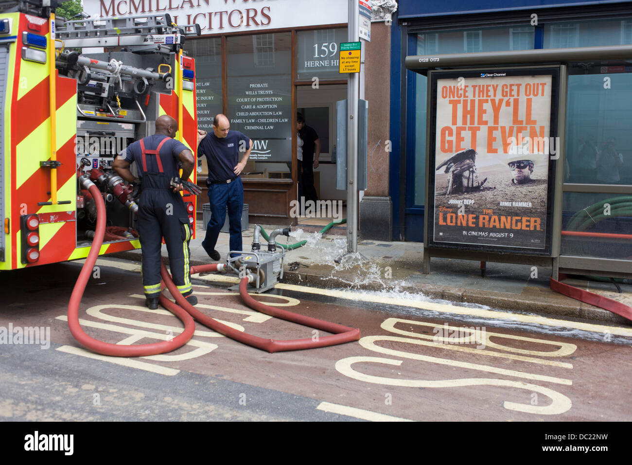 Herne Hill, South London SE24 7. August 2013: die Nachwirkungen nach einen Wasserrohrbruch, der ansonsten verkehrsreiche Kreuzung der Halbmond Lane und Dulwich Road im Süden Londons Herne Hill geschlossen. Notdienste hießen bei ca. 05:00, wenn Wasser überschwemmt lokale Unternehmen zwingen, Ladenbesitzer und Eigentümer, deren Eigenschaften zu evakuieren und verlassen, bevor Stromlieferungen geschlossen wurden. Copyright Richard Baker / Alamy Live News. Stockfoto