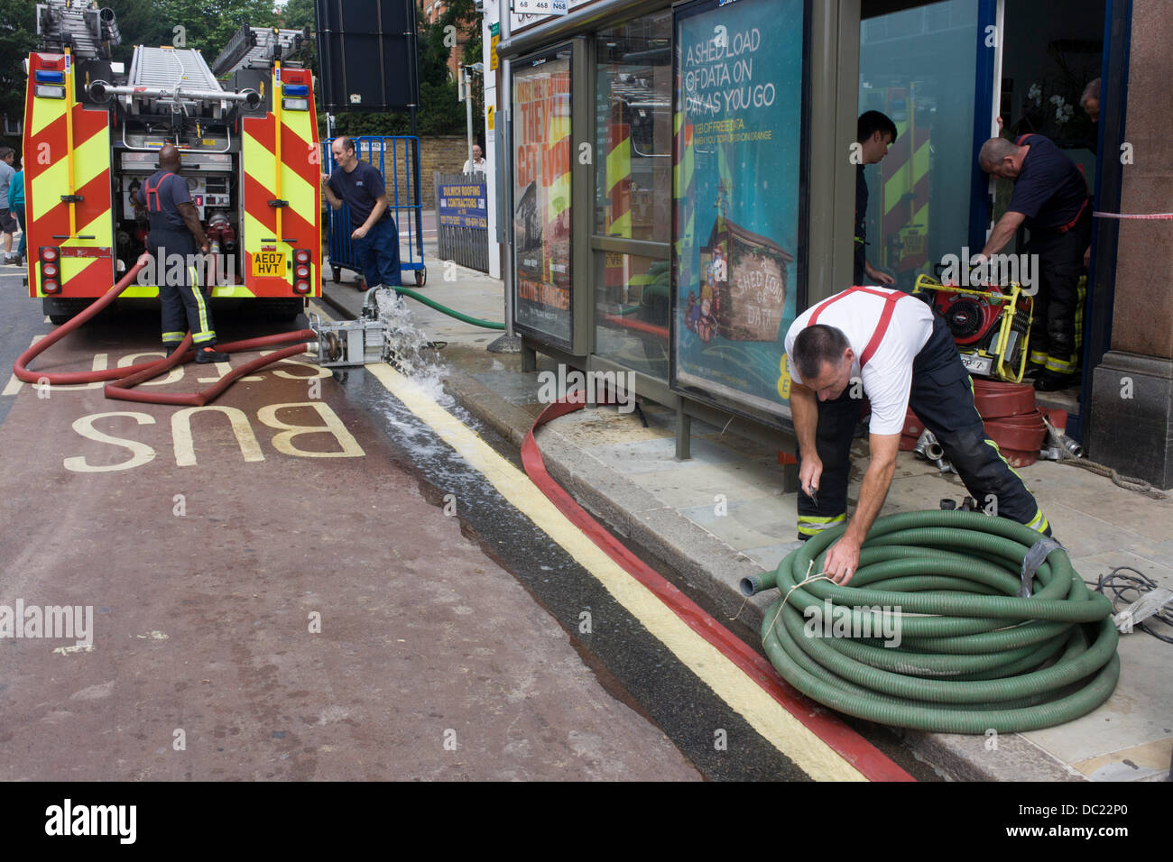 Herne Hill, South London SE24 7. August 2013: die Nachwirkungen nach einen Wasserrohrbruch, der ansonsten verkehrsreiche Kreuzung der Halbmond Lane und Dulwich Road im Süden Londons Herne Hill geschlossen. Notdienste hießen bei ca. 05:00, wenn Wasser überschwemmt lokale Unternehmen zwingen, Ladenbesitzer und Eigentümer, deren Eigenschaften zu evakuieren und verlassen, bevor Stromlieferungen geschlossen wurden. Copyright Richard Baker / Alamy Live News. Stockfoto