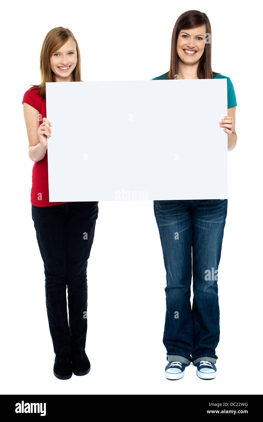 Zwei gut aussehende Frauen halten whiteboard Stockfoto