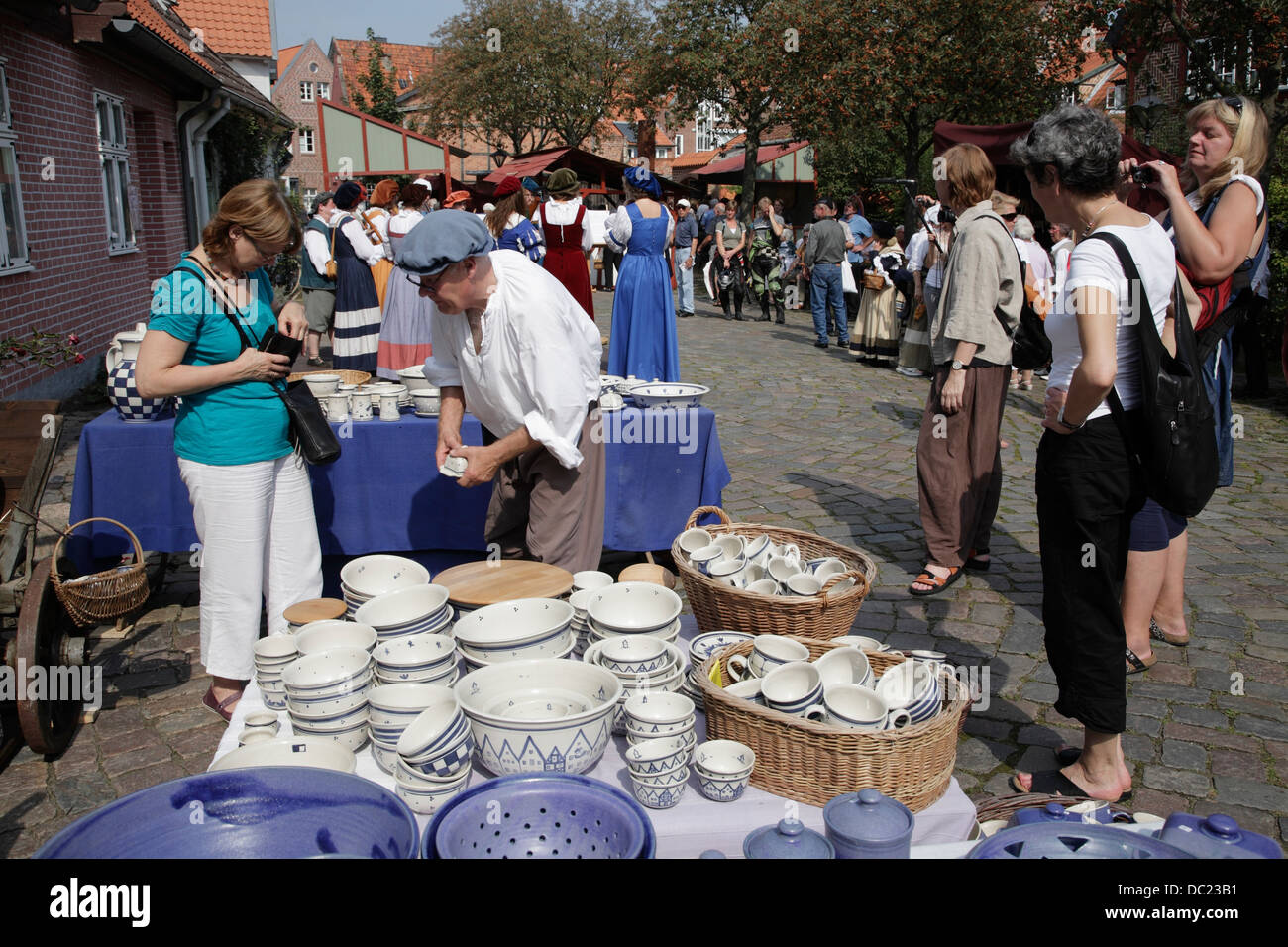 Porzellan Abschaltdruck am Festival Handwerkerstrasse in der Altstadt von Lüneburg, Lüneburg, Niedersachsen, Deutschland Stockfoto