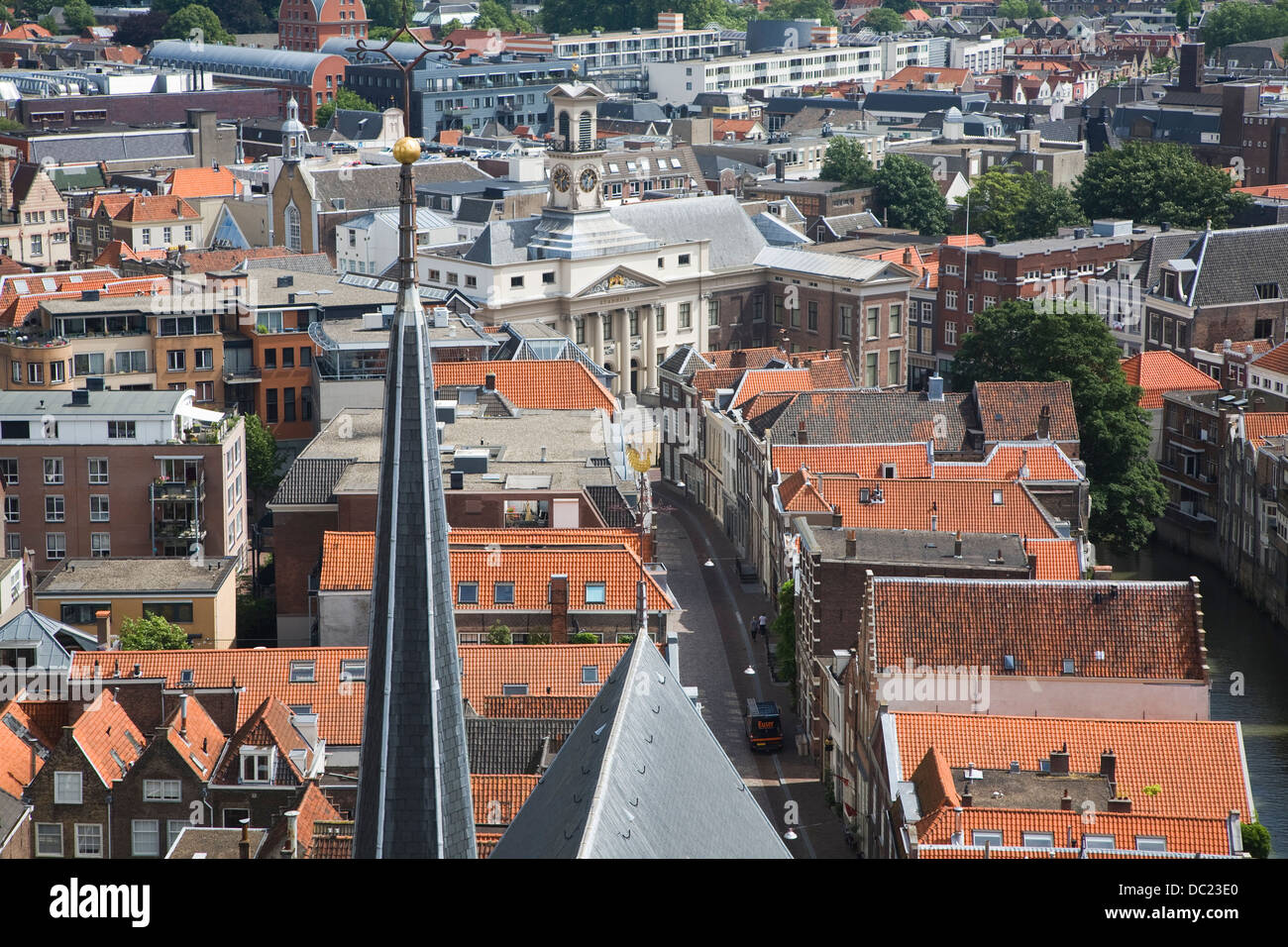 Blick über die Dächer Stadtgebäude Dordrecht, Niederlande Stockfoto