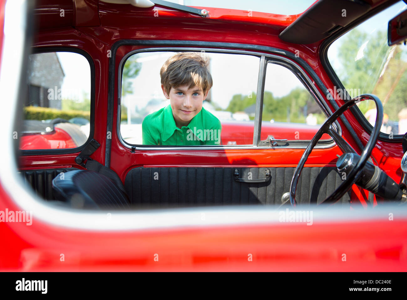 Junge Blick durch Fenster Oldtimer Automobil Stockfoto