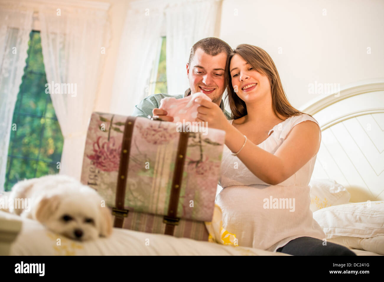 Paar auf der Suche durch Fall von Baby-Kleidung Stockfoto