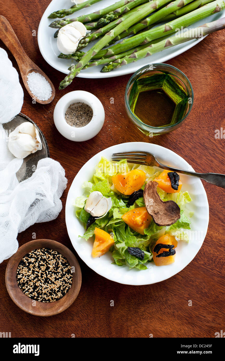 Stillleben von Lebensmitteln auf Tisch Stockfoto