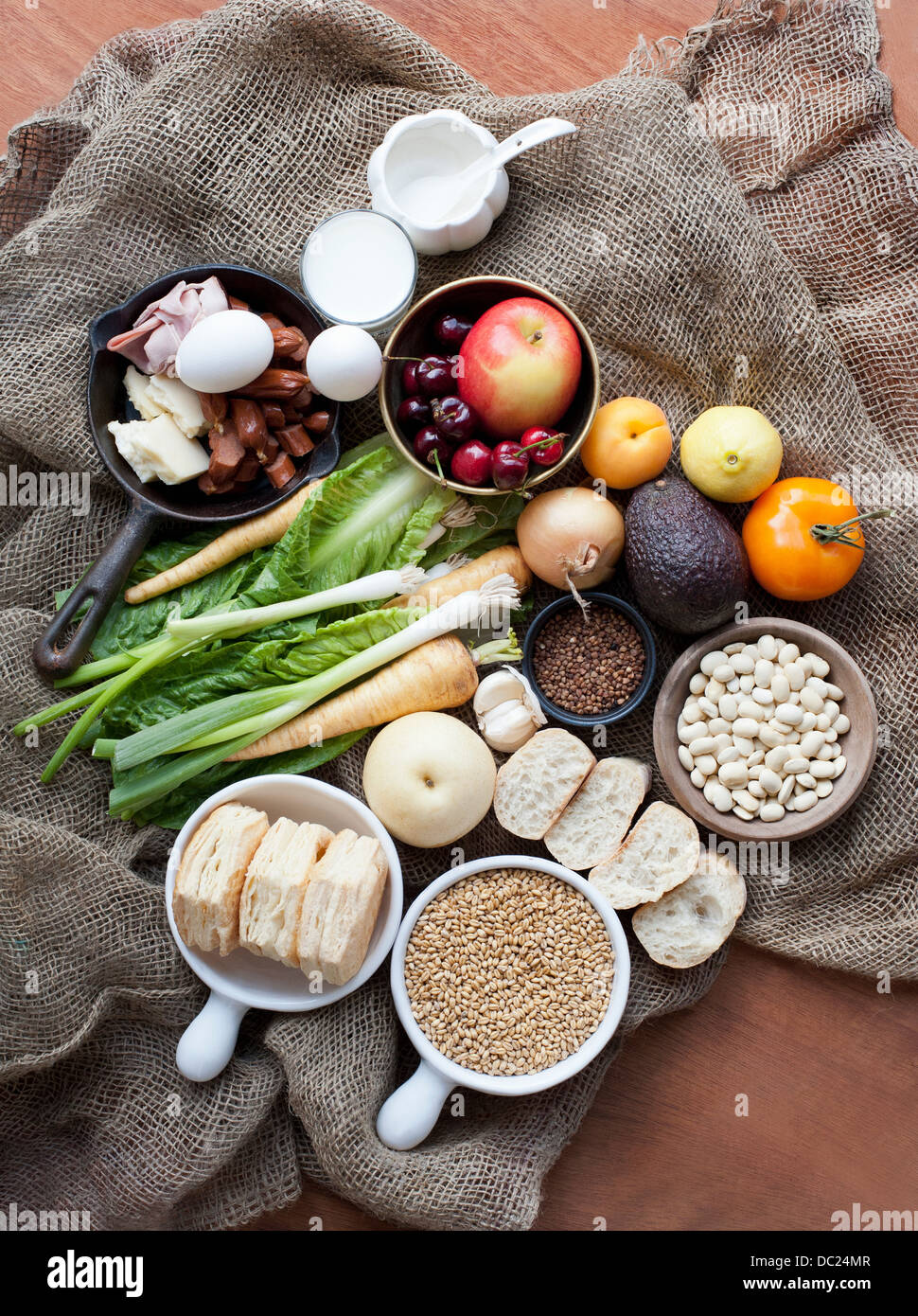 Stillleben mit frischen Lebensmitteln auf hessischen sack Stockfoto
