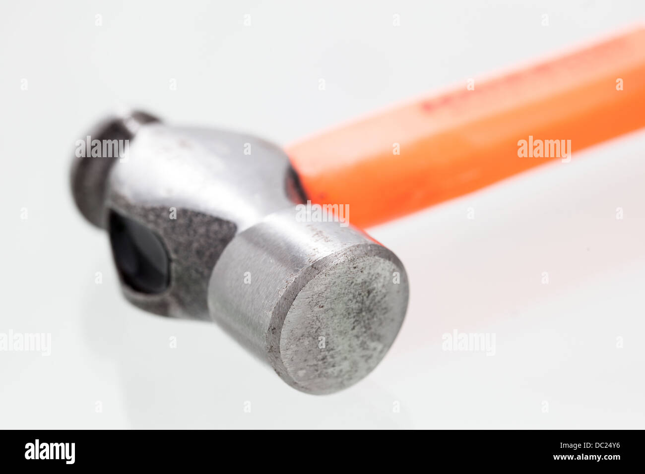 Hammer Nahaufnahme mit Fokus auf die Stahlkante. Stockfoto