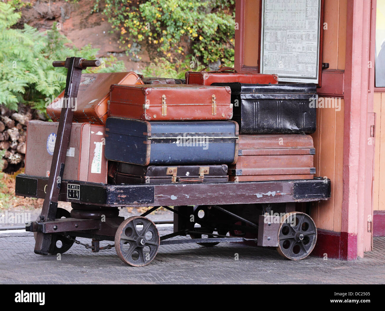 Wagen beladen mit Vintage Gepäck auf einem Bahnsteig Stockfoto