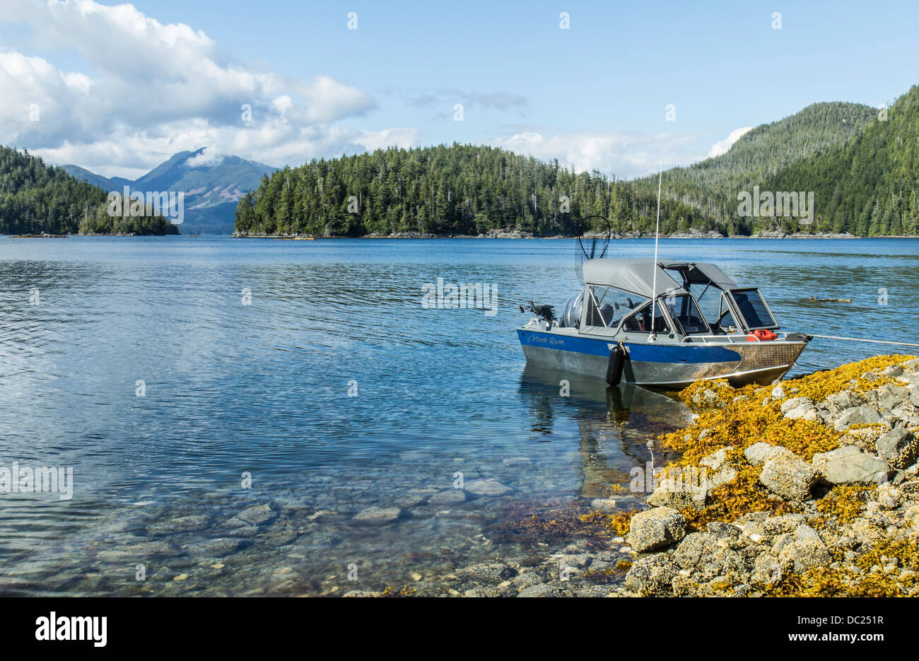 Angelboot/Fischerboot angedockt an eine Insel im Nootka Sound, British Columbia, Kanada. Stockfoto