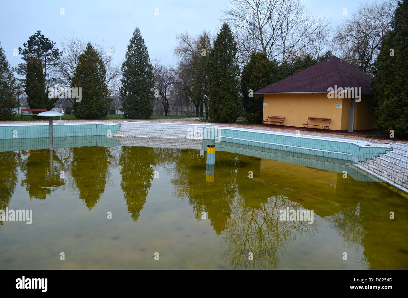 Verlassene Spa-Pool mit schmutzigem Wasser im Herbst Stockfoto