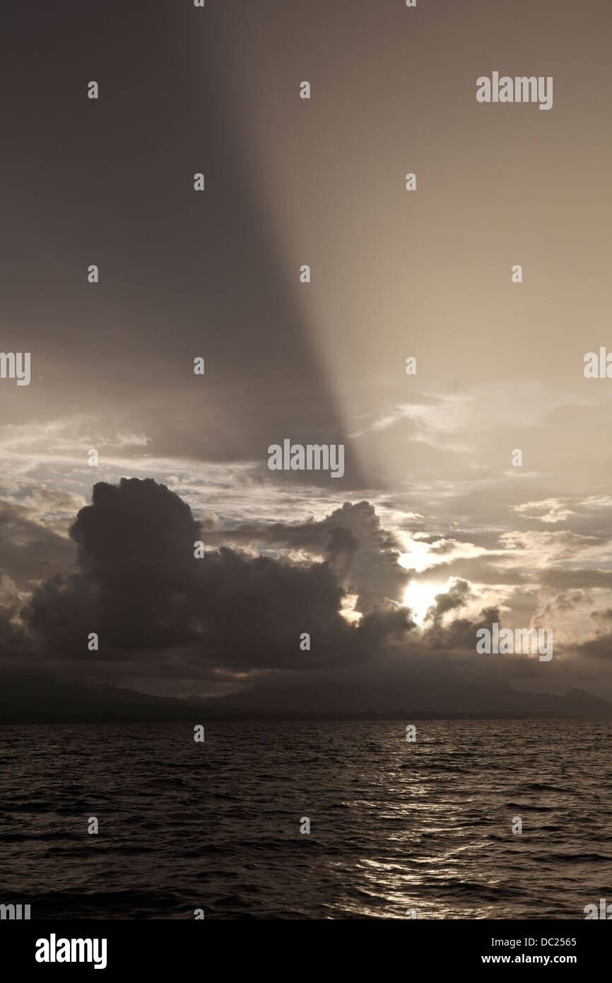 Sonne und Wolken über Meer, Guadalcanal, Solomon Inseln Stockfoto