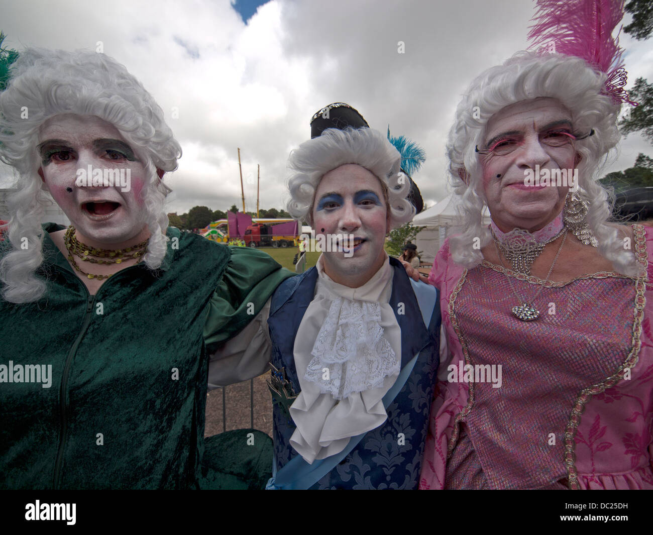 Verkleidet als Aristokraten aus der Zeit der französischen Revolution, Feiernden am Brighton Pride 013 Stockfoto