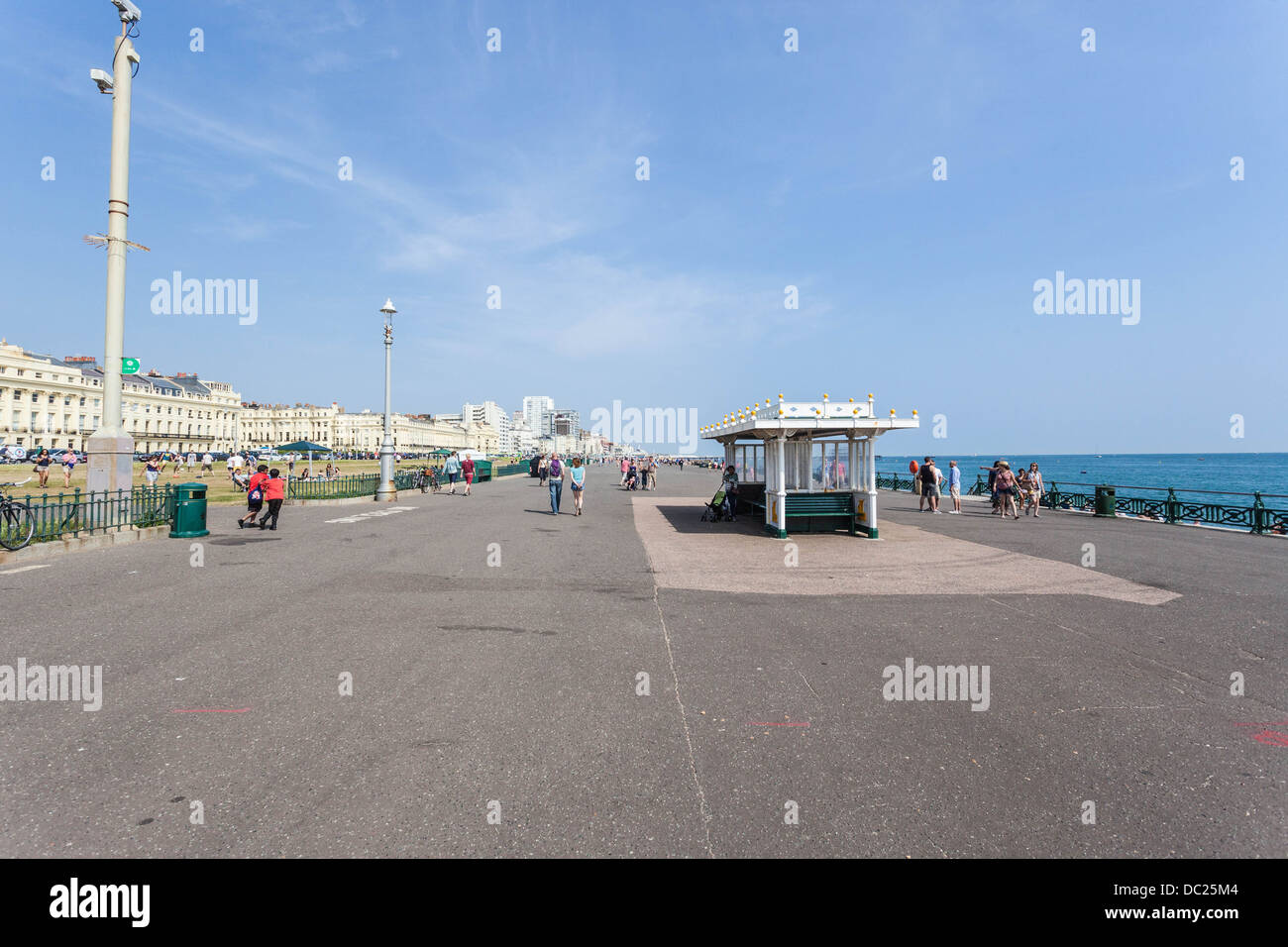 Sunny Promenade, Brighton, Sussex, England, Großbritannien. Stockfoto
