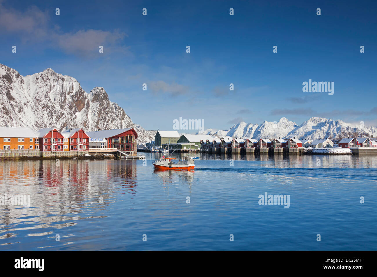 Angeln Boot und Robur Häuschen in Svolvaer / Svolvær im Schnee im Winter, fährfrei / Austvågøya, Lofoten Inseln, Norwegen Stockfoto