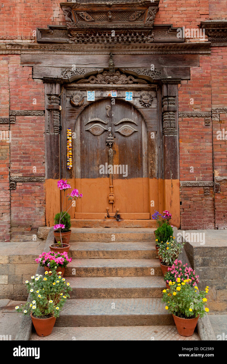 Reich verzierte Seitentür zum alten Palast in Kathmandu Durbar Square Nepal Stockfoto