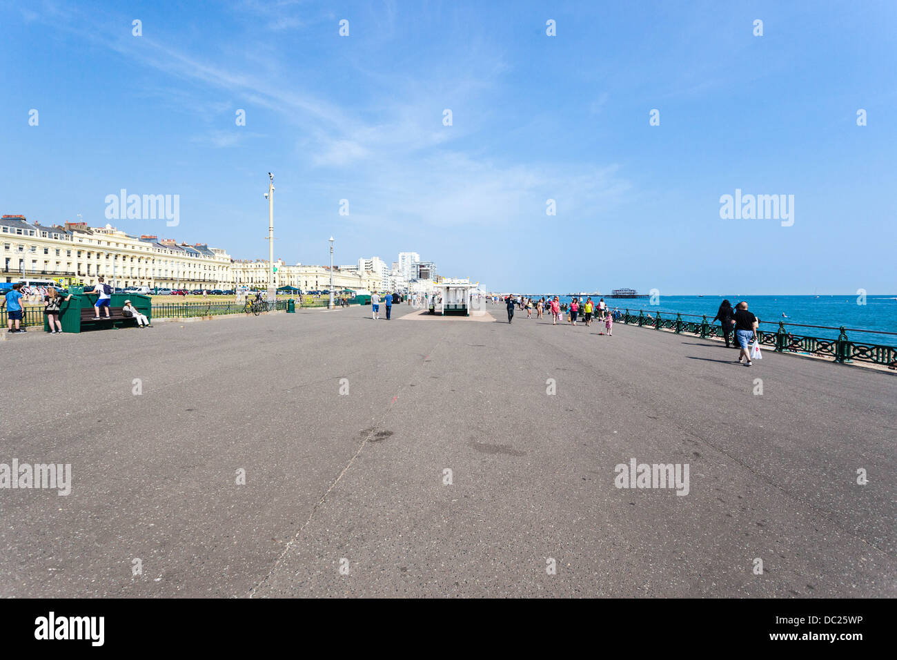 Sunny Promenade, Brighton, Sussex, England, Großbritannien. Stockfoto