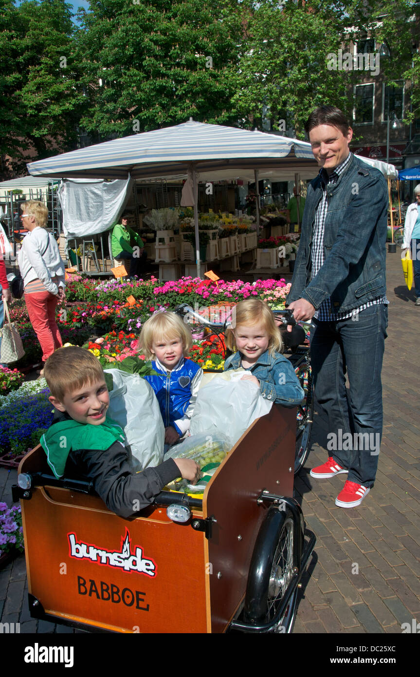 Vater und seinen drei Kindern in Dreirad Deventer Holland Stockfoto