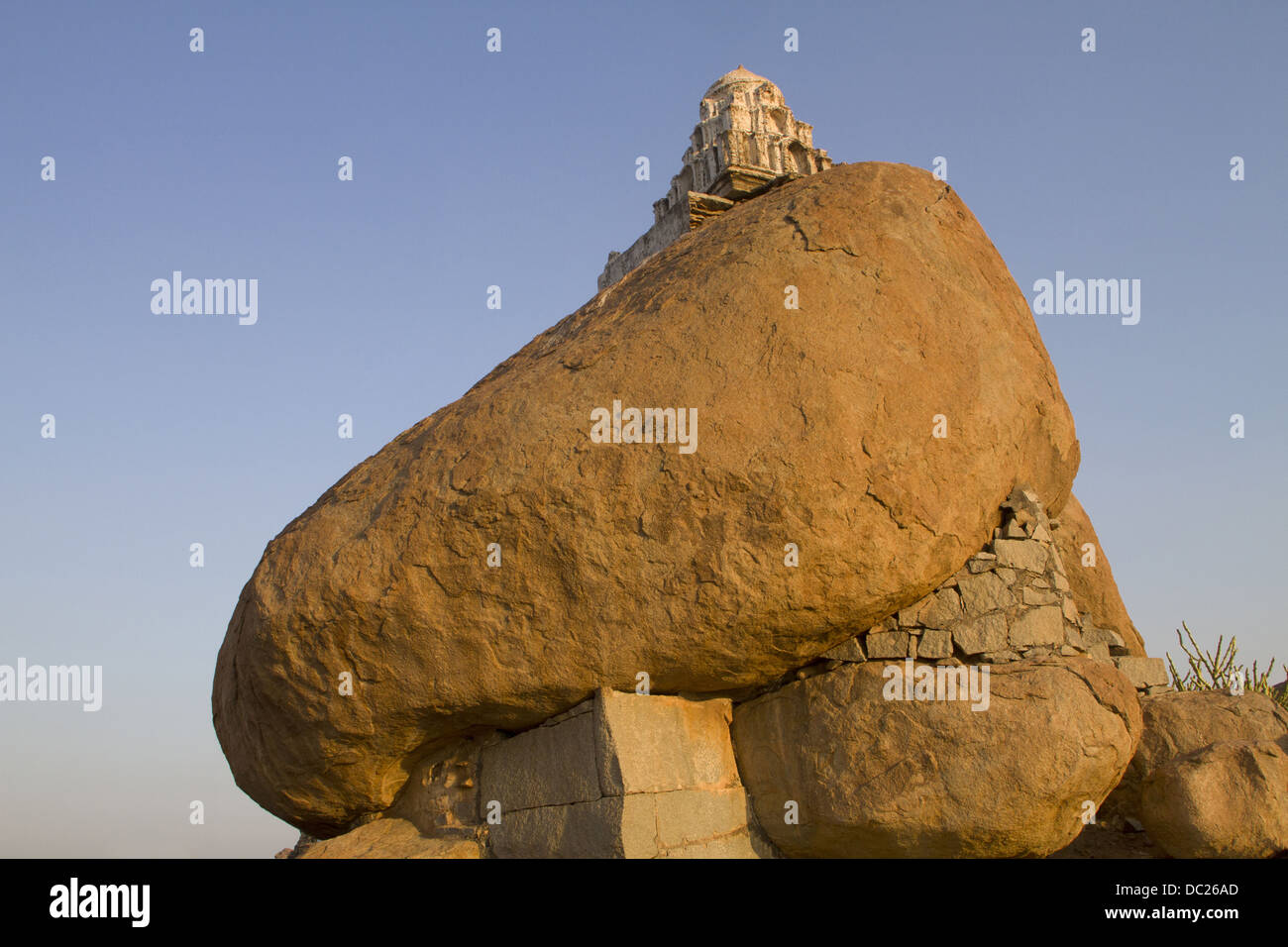 Kleiner Schrein auf einem Felsen.  Hampi, Karnataka, Indien Stockfoto