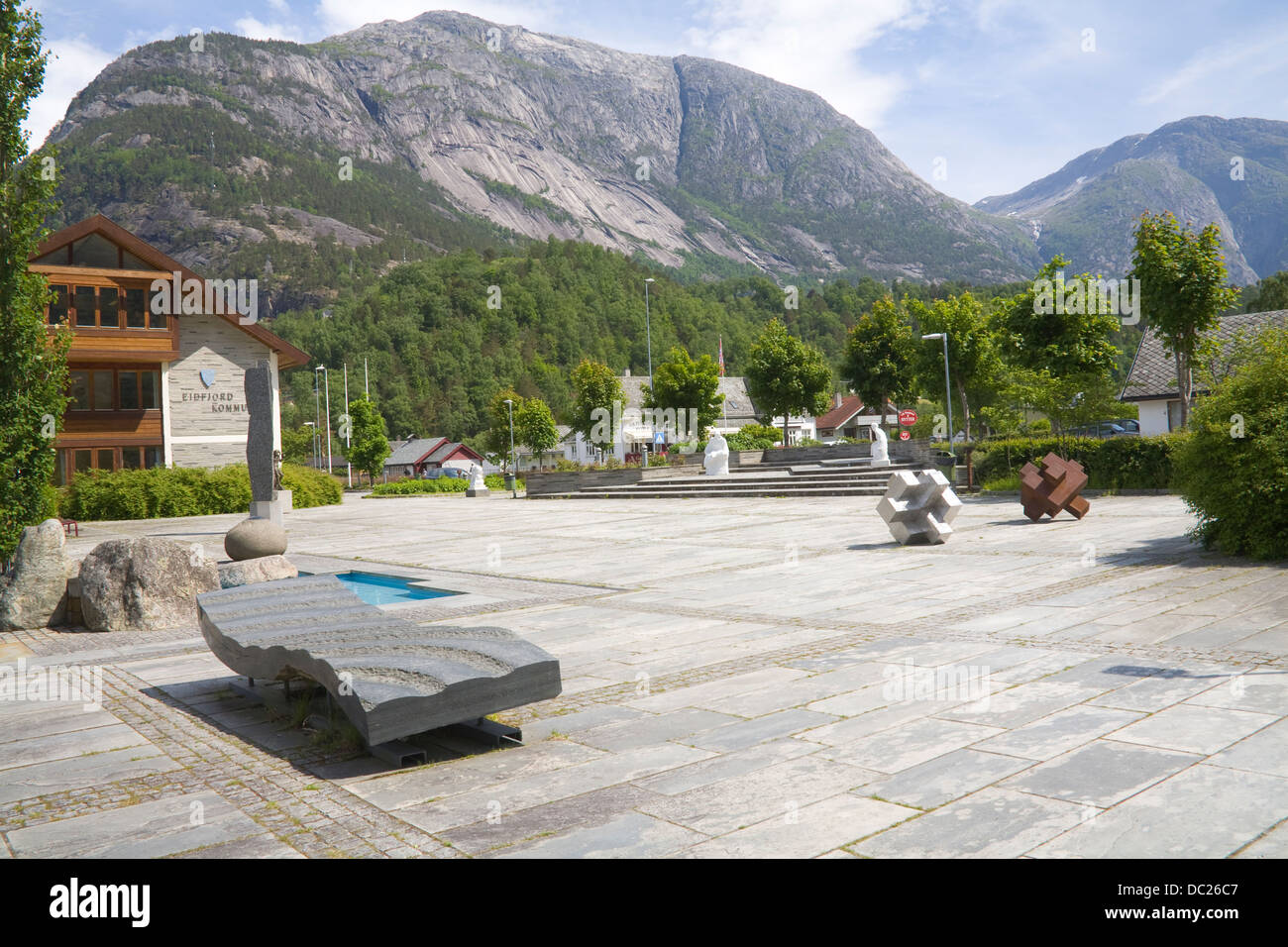 Eidfjord Hordaland Norwegen Europa gepflasterte Fläche und Skulpturen im Zentrum des Dorfes, wo der Hardangerfjord endet Stockfoto