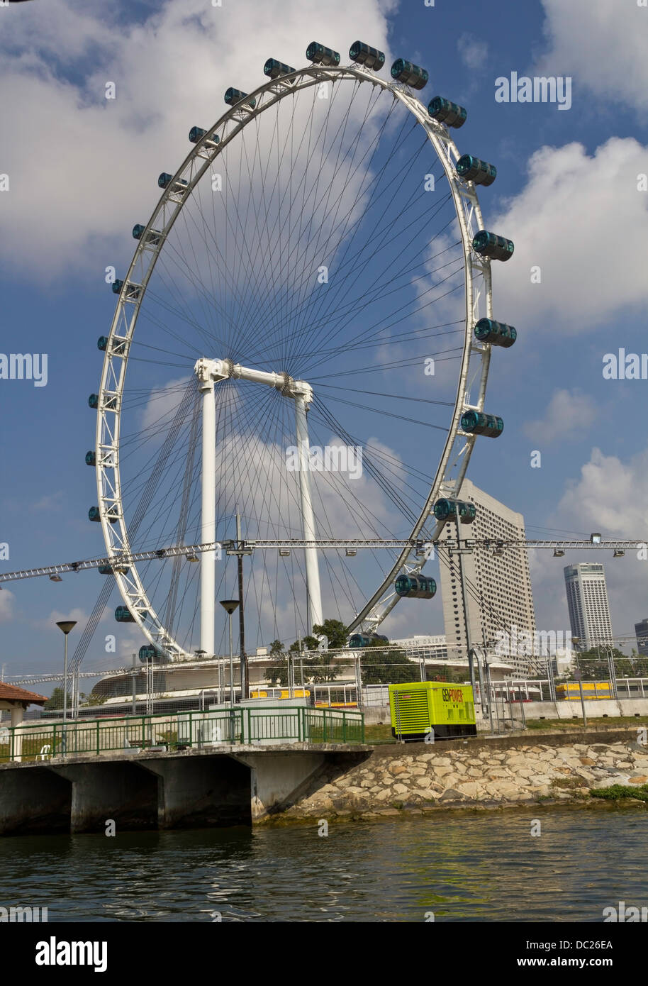 Die gesamte Struktur des Singapore Flyer zusammen mit der Beleuchtungseinrichtungen für die Formel1. Ein Blick aus dem Wasser. Stockfoto