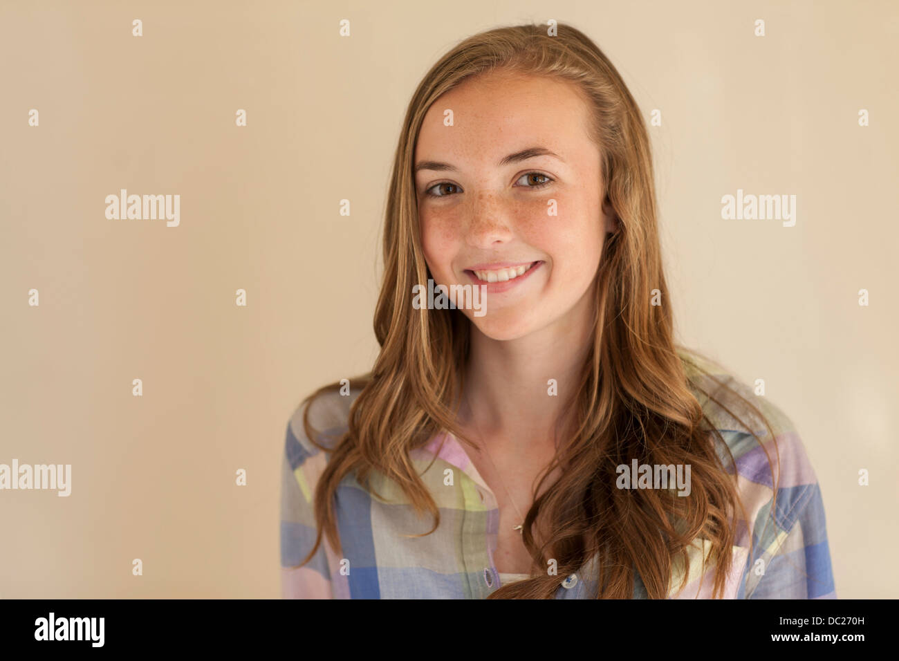 Porträt von Teenager-Mädchen mit langen braunen Haaren, Lächeln Stockfoto