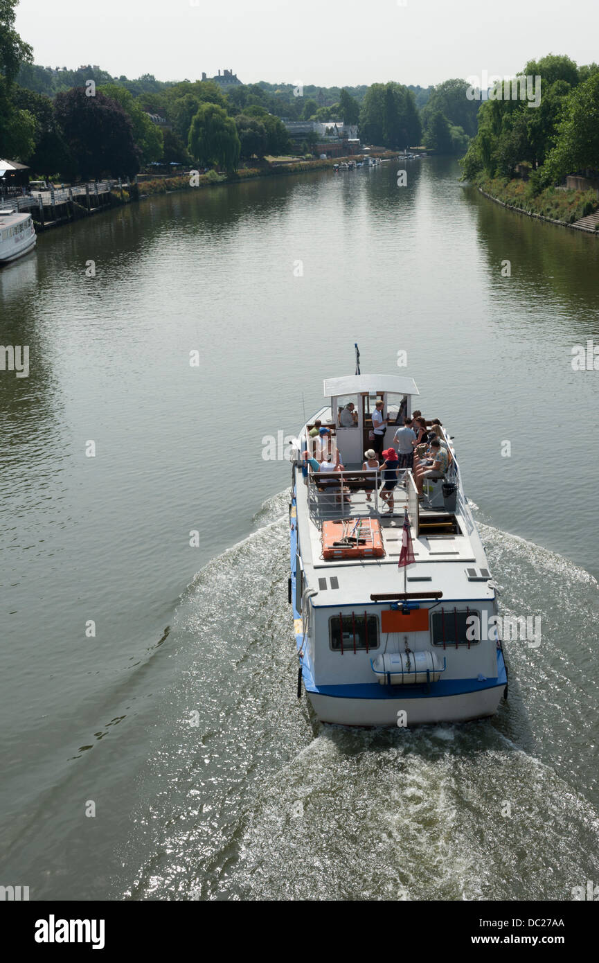 Eine Bootsfahrt auf dem Fluss Themse Richmond upon Thames Surrey London UK Stockfoto