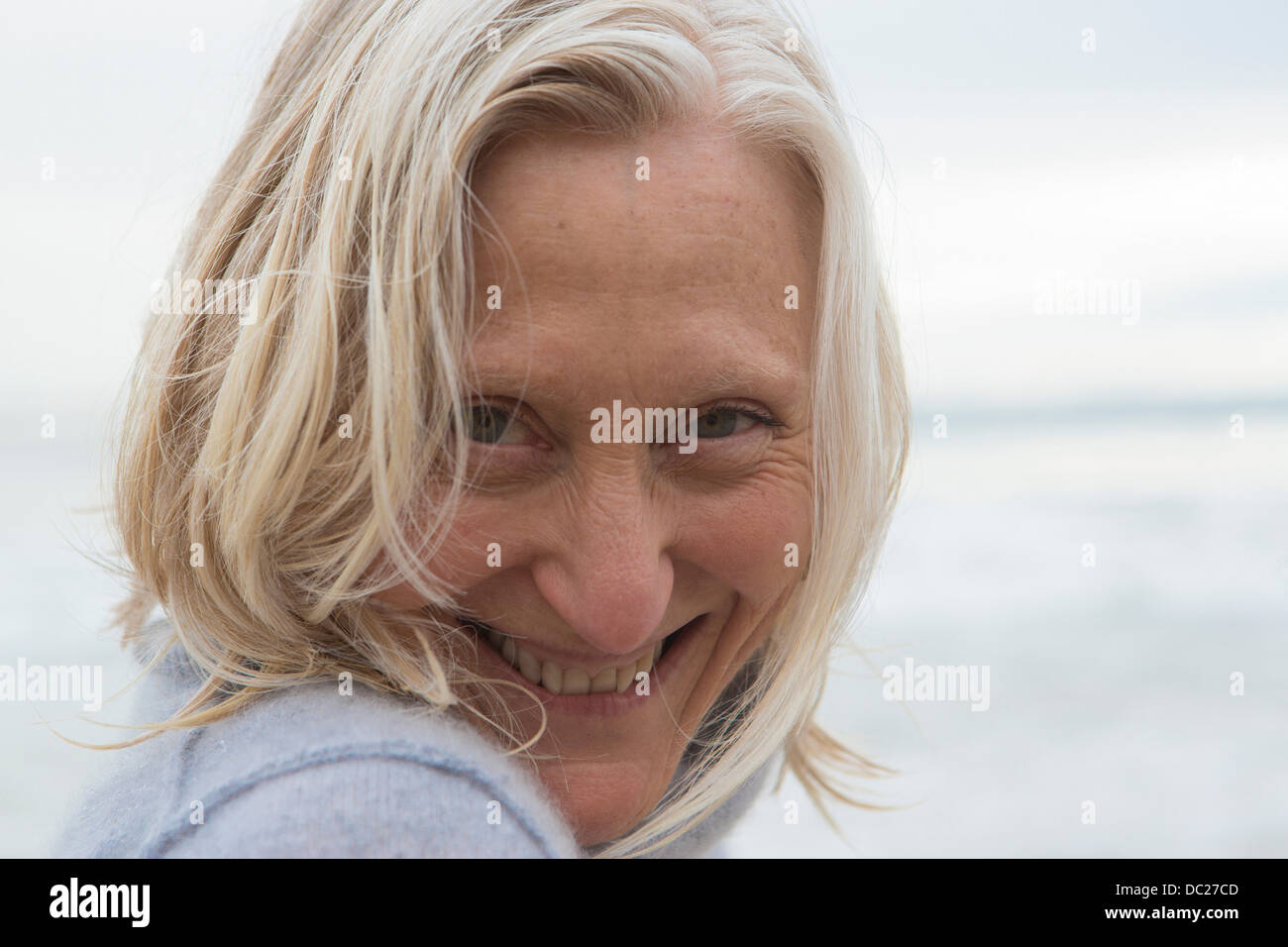 Porträt von Reife Frau lächelnd in Richtung Kamera Stockfoto
