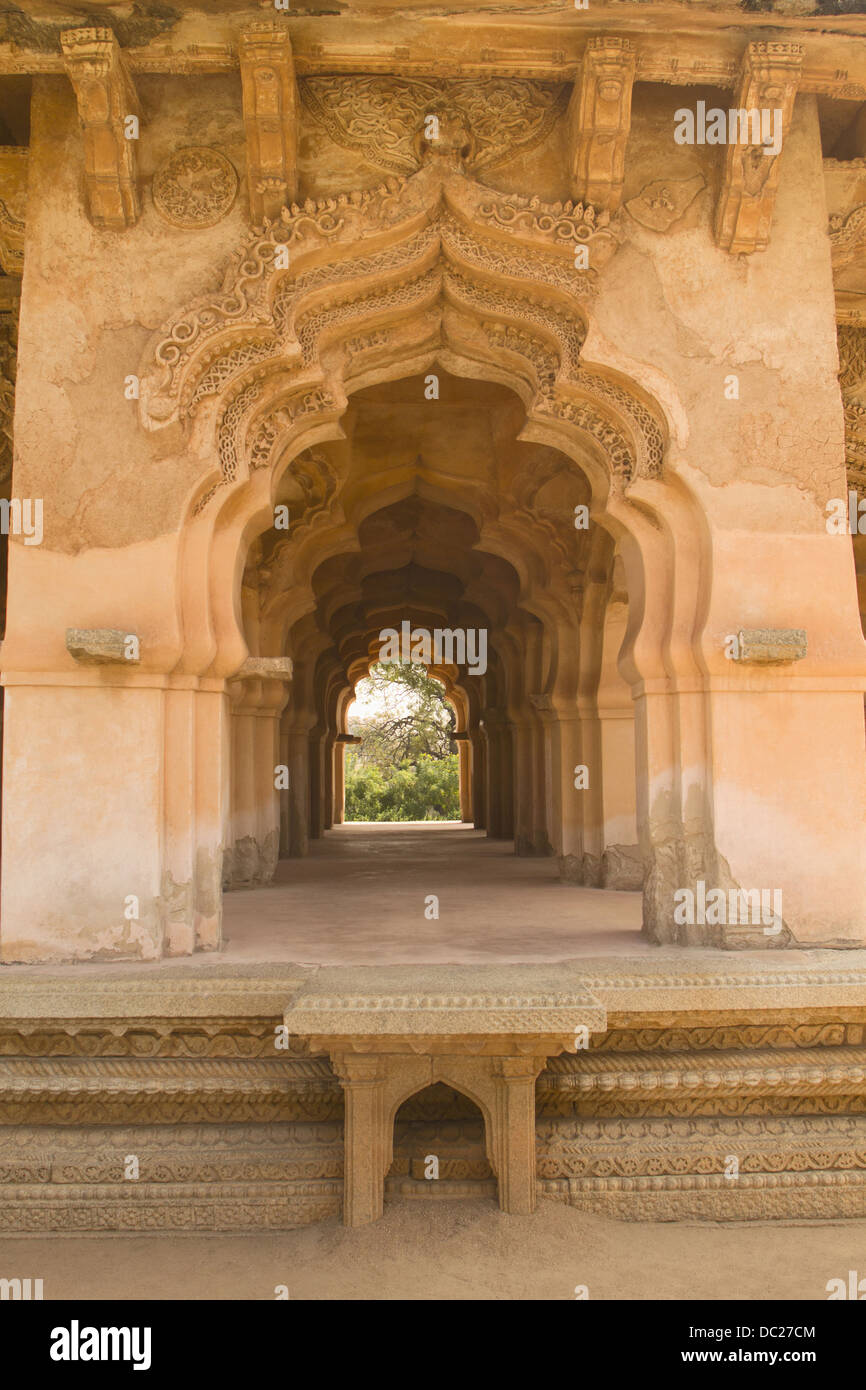 Lotus Mahal: Vertiefte und Blattkreuzes Bögen. Hampi, Karnataka, Indien Stockfoto