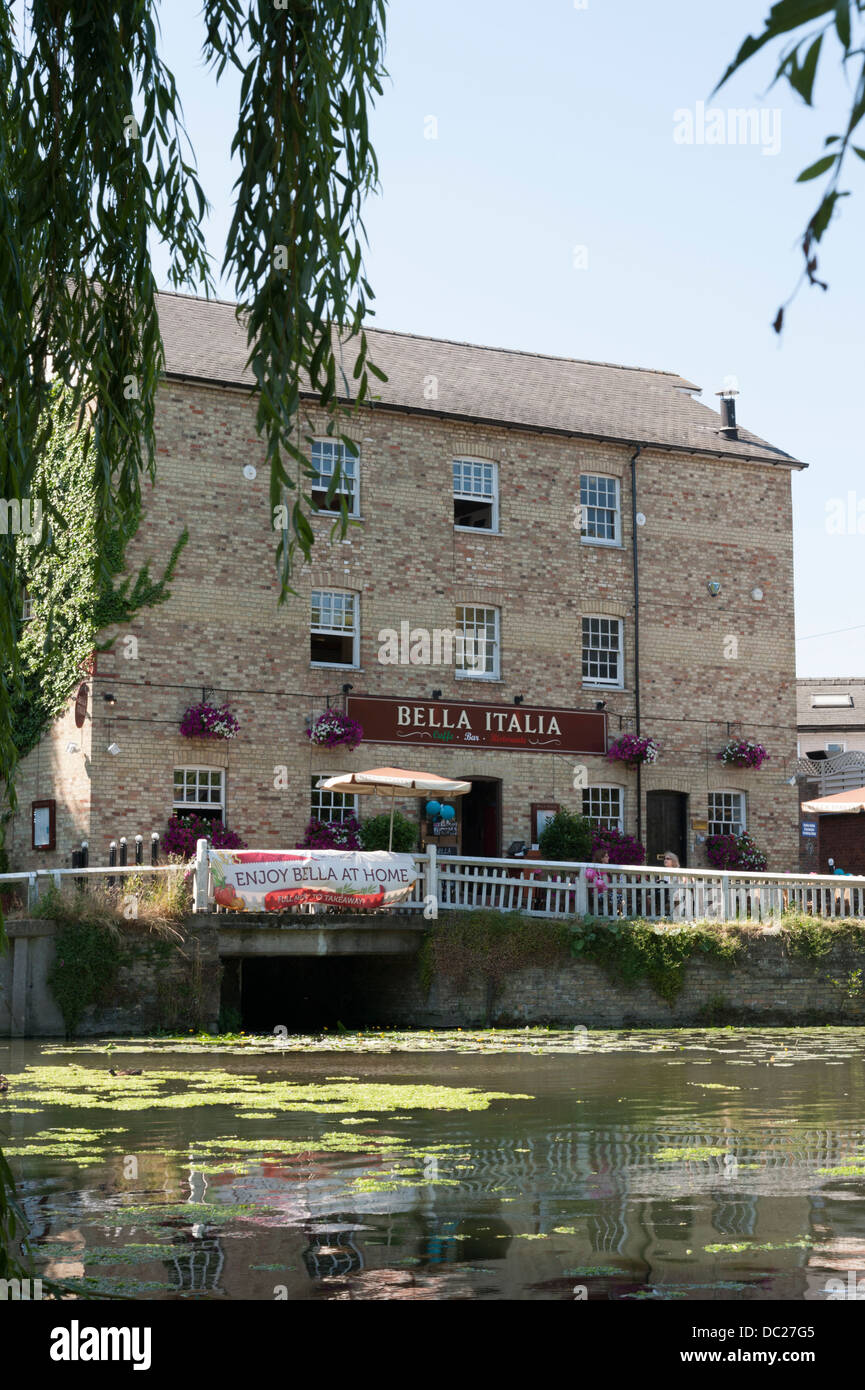 Bella Italia Restaurant in einer umgebauten Mühle bei Cambridge UK im Sommer. Stockfoto