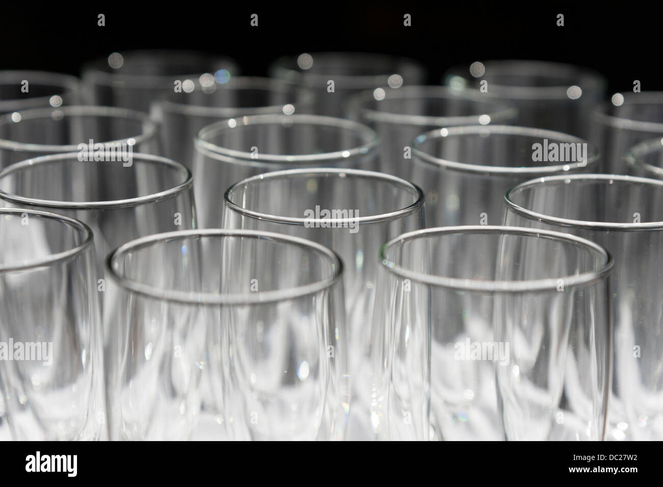 Leeren Sektgläser oder Gläser bilden ein abstraktes Muster Stockfoto