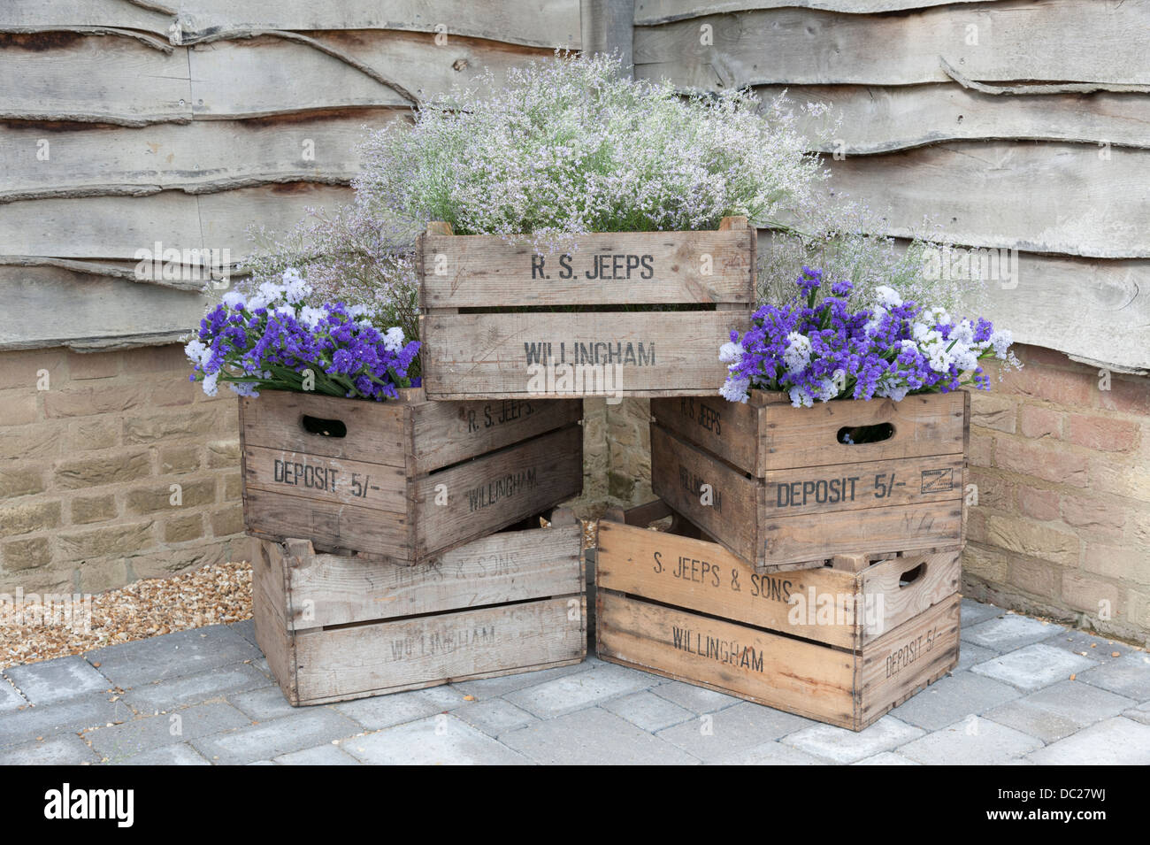 Alte hölzerne Scheffel, Boxen oder Obst Aufbewahrungsboxen für ein Gesteck verwendet Stockfoto