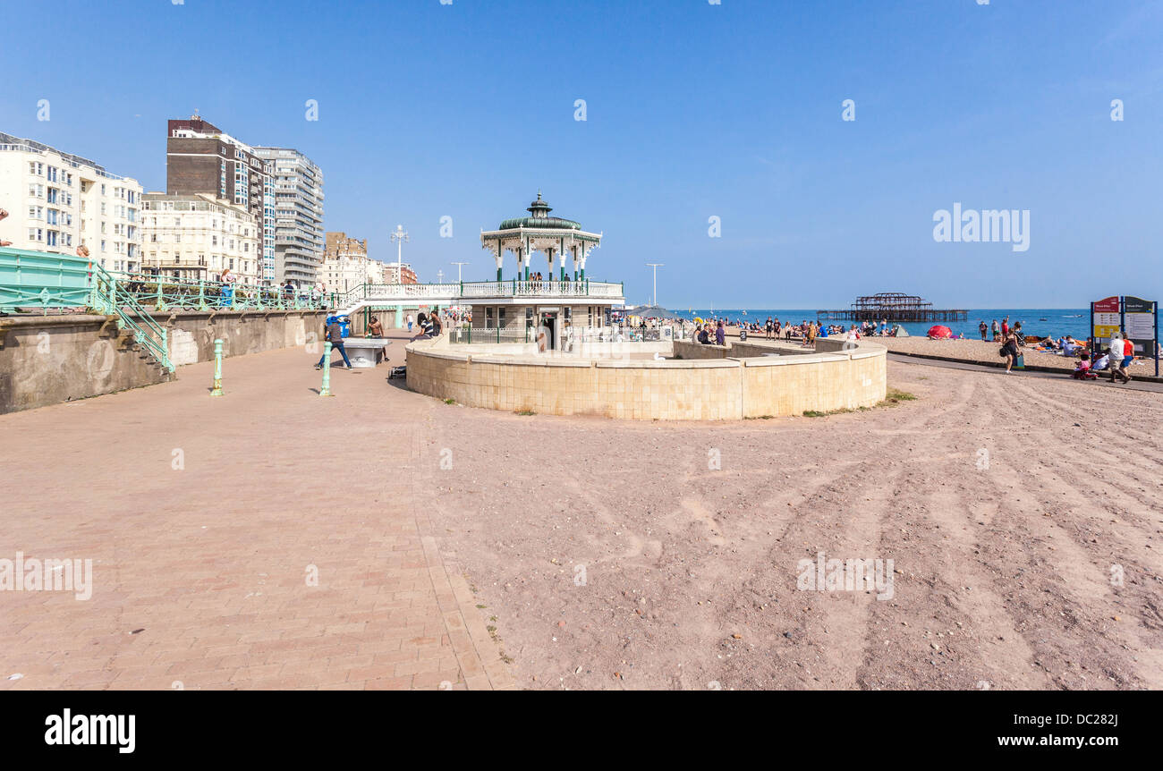 Eine sonnige Promenade, Brighton, Sussex, England, Großbritannien. Stockfoto