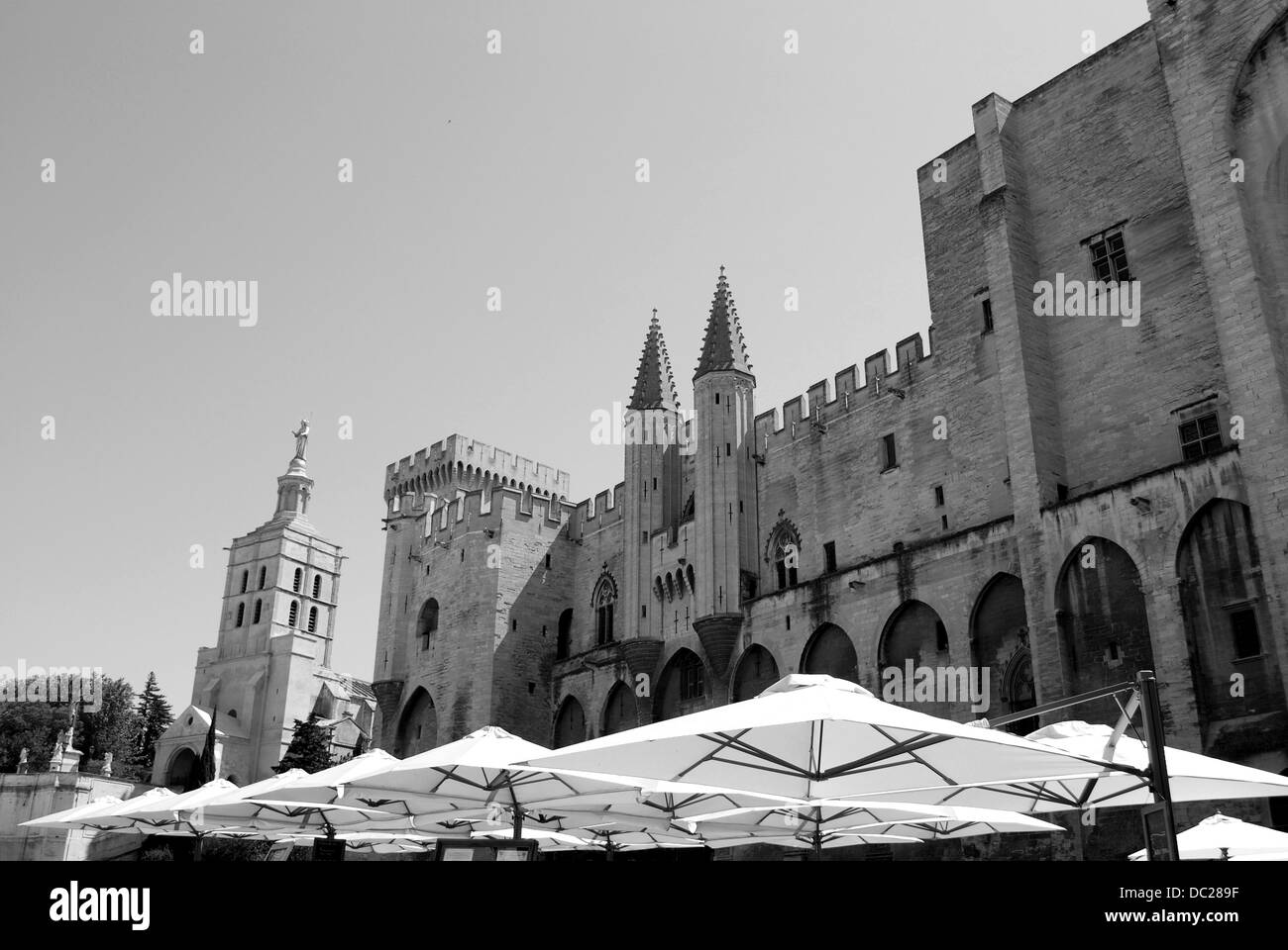 Schwarz / weiß Bild, Palast der Päpste in Avignon, Provence, Frankreich Stockfoto