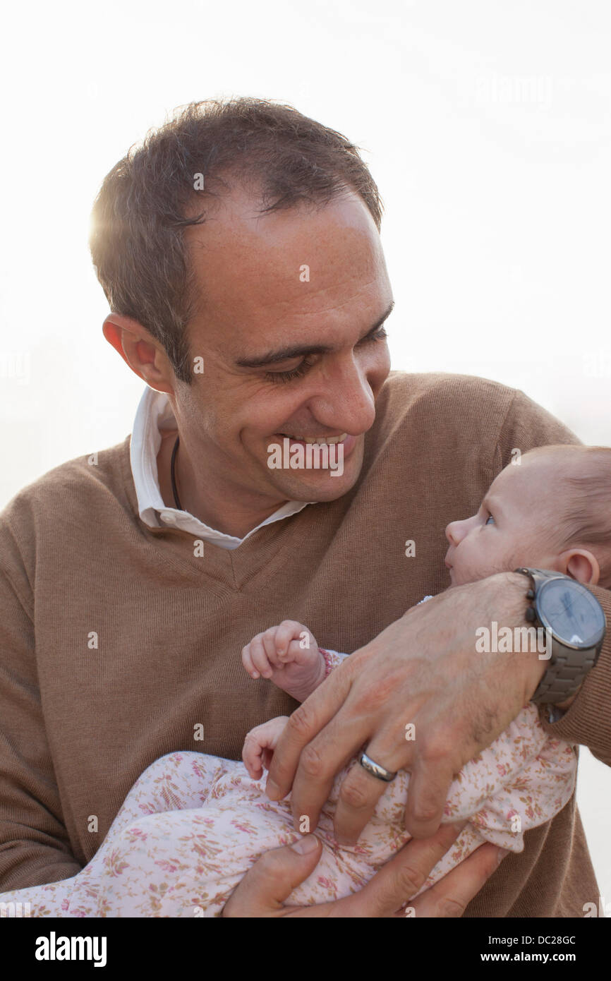 Vater Holding neugeborenen Tochter Stockfoto