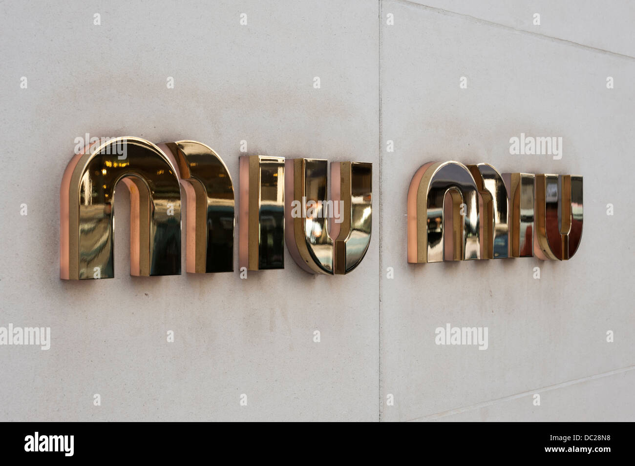 Miu Miu Zeichen und Logos auf ein Geschäft in London UK Stockfoto