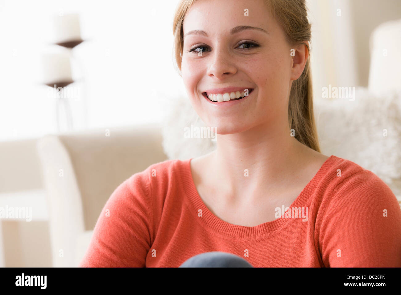 Porträt von zuversichtlich Teenager-Mädchen lächelnd Stockfoto
