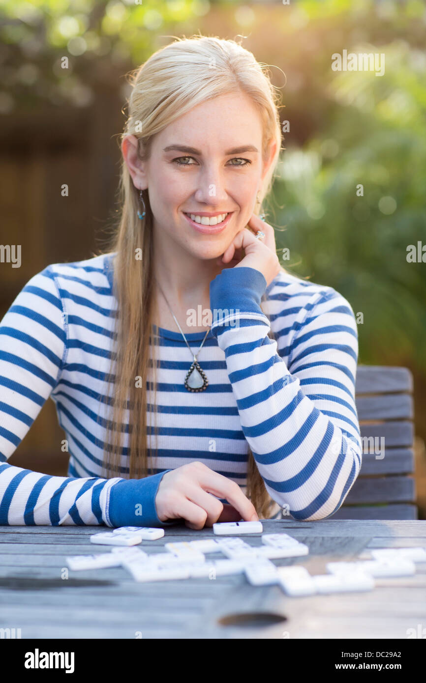 Porträt der jungen Frau mit blauen und weißen top Stockfoto