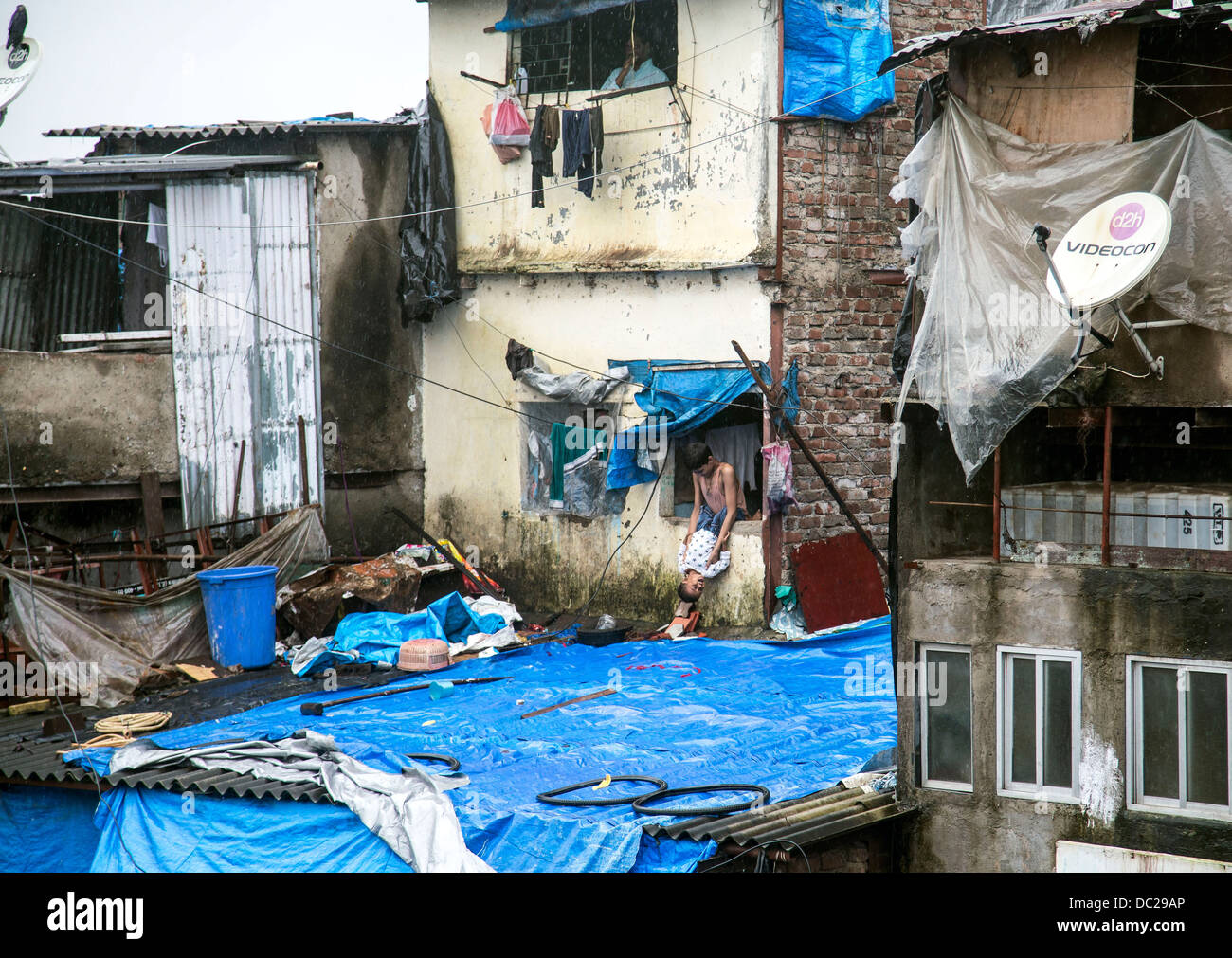 Bandra Gebiet Slums Jungs spielen auf Dach Stockfoto