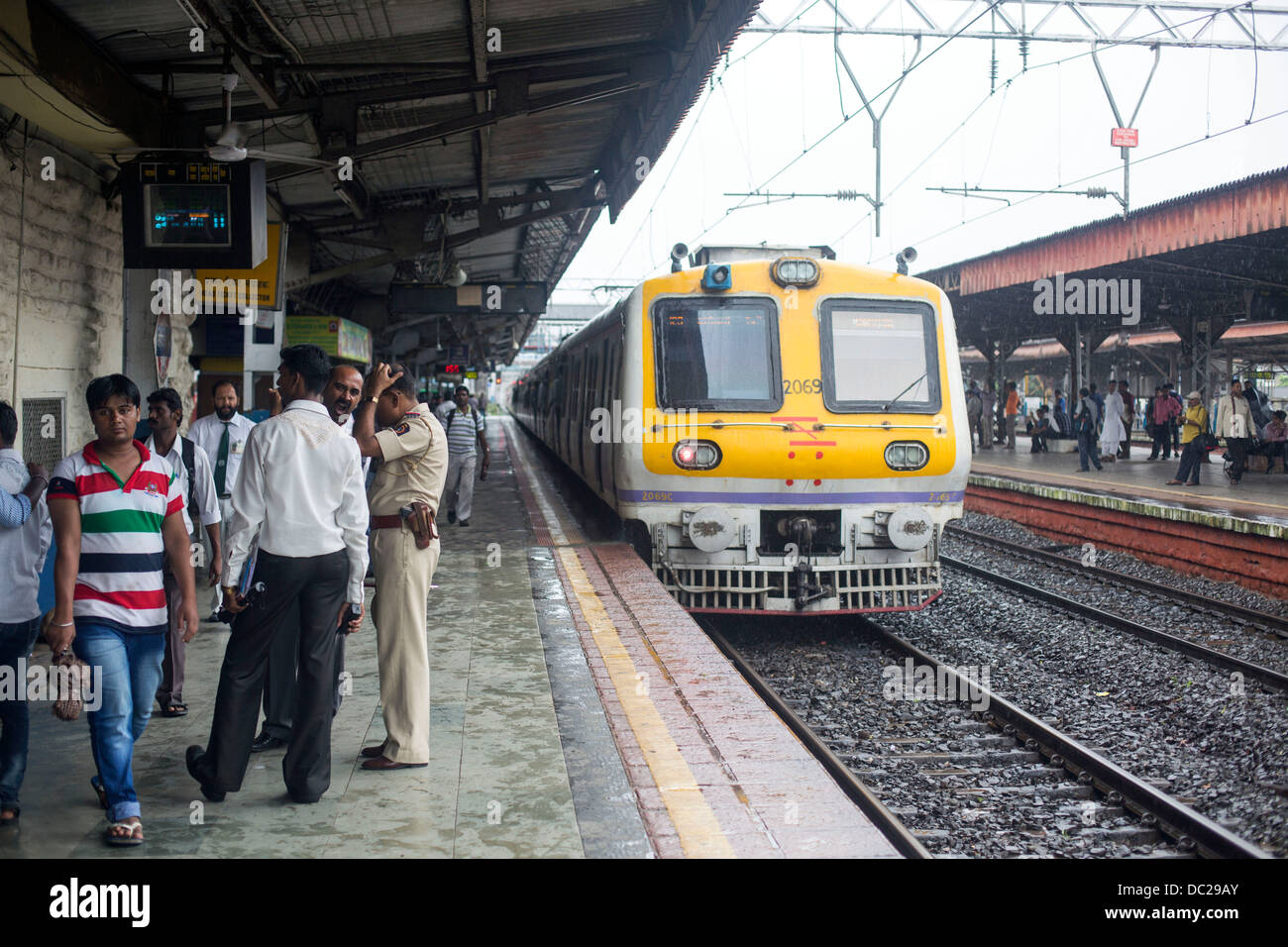 Mahim Station Mumbai Plattform Zug ankommen Stockfoto