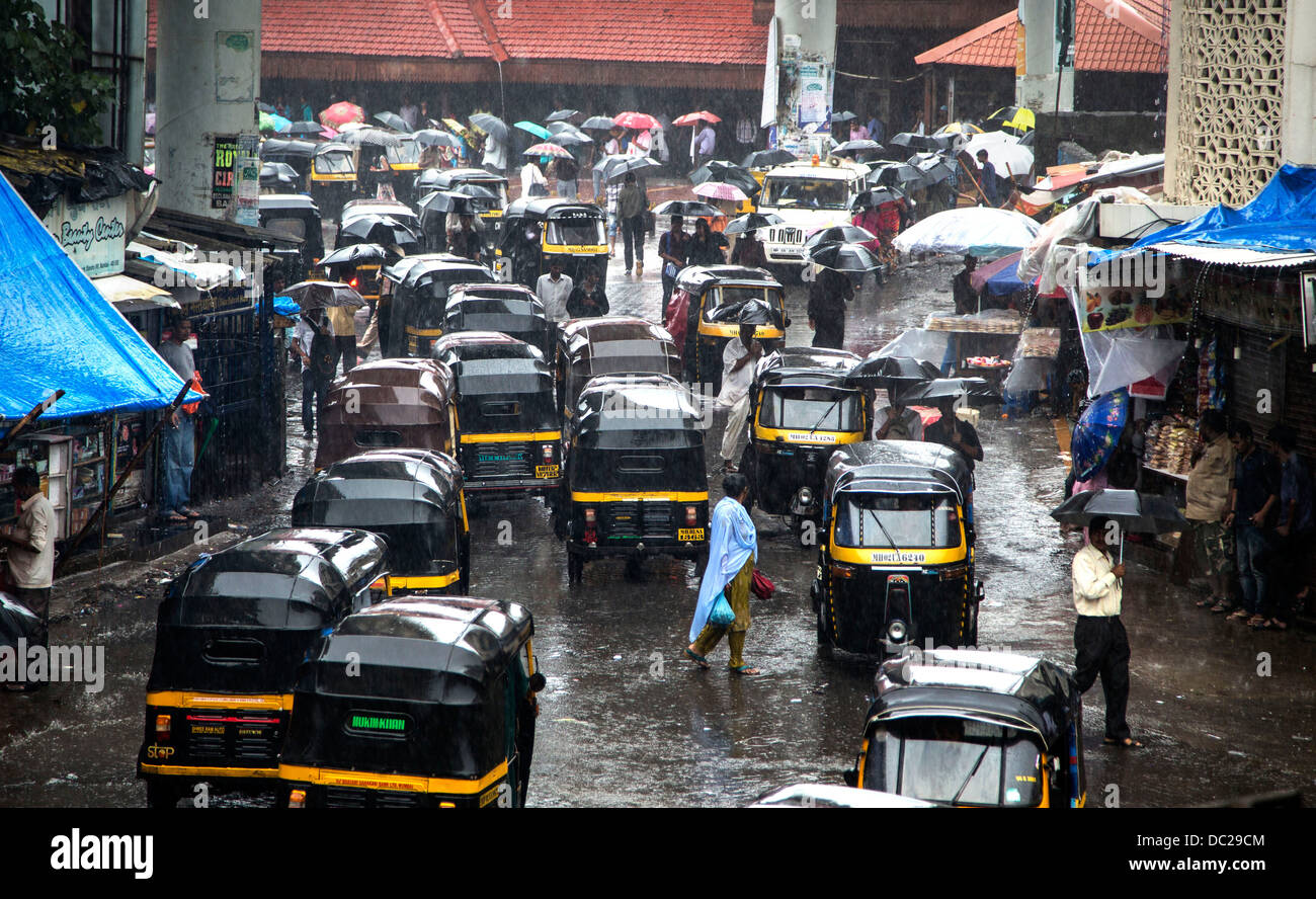 Monsunregen Auto-Rikschas-Mumbai-Wandern Stockfoto