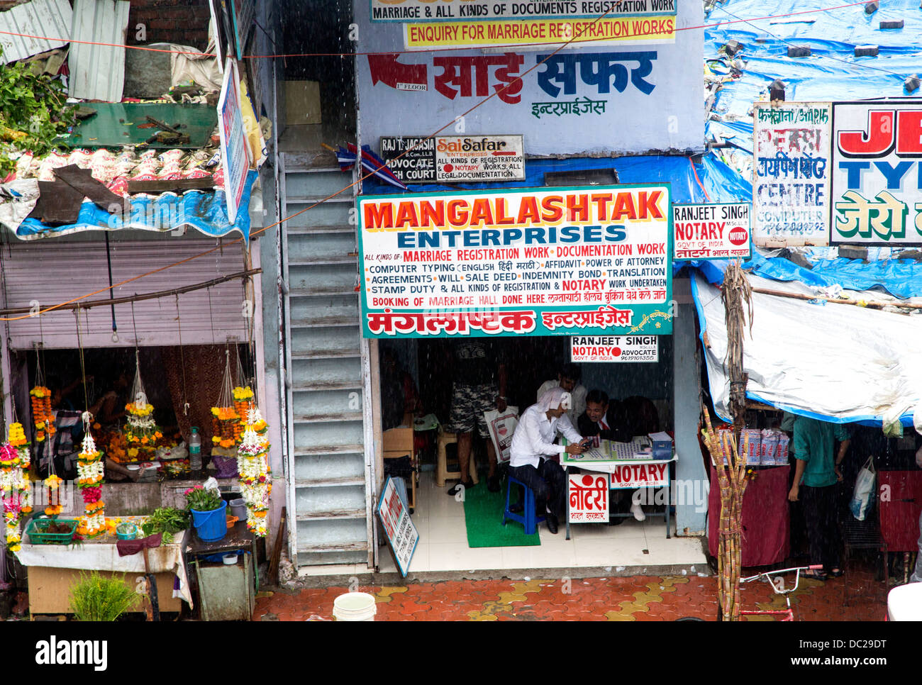 Gericht Papiere Dienstleistungen Rechtsanwälte Rechtsanwälte Rechtsbeistand für Verkauf in den Büros neben Slum in Mumbai, Indien Stockfoto