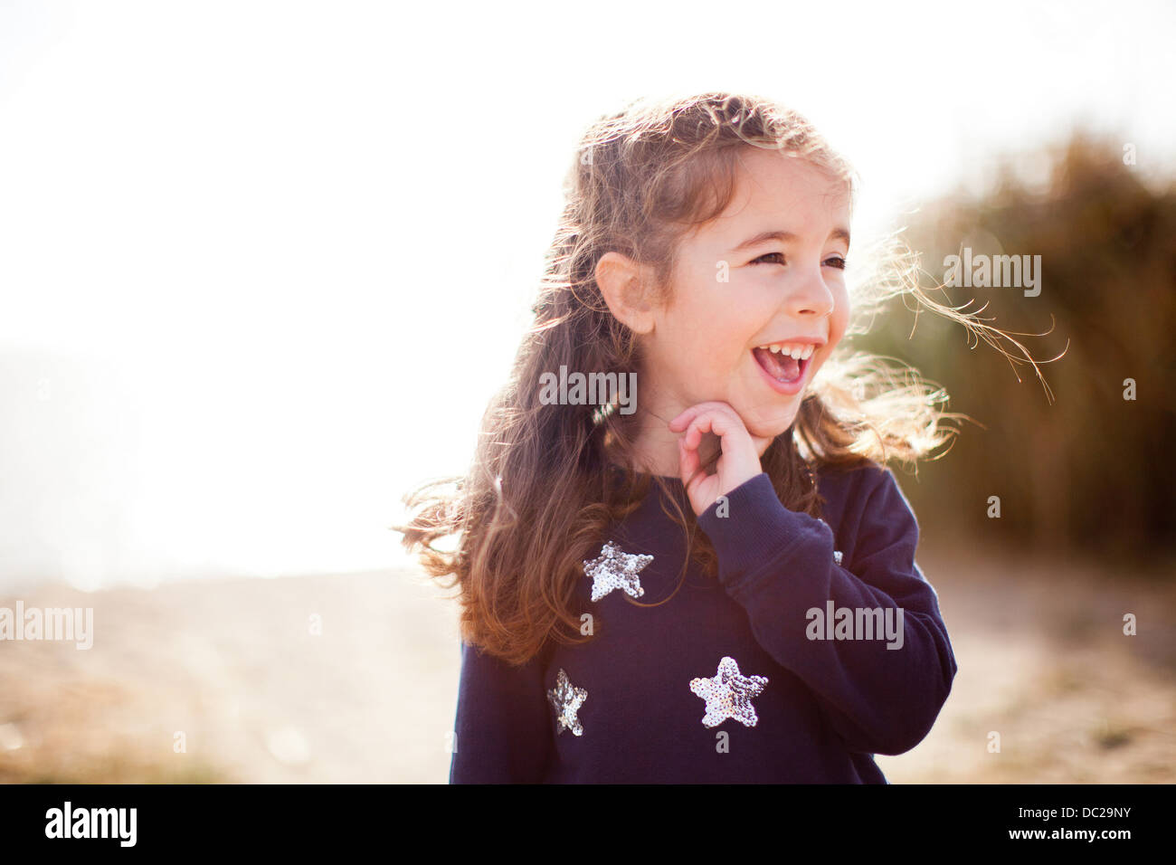 Porträt eines Mädchens wegsehen, lachen Stockfoto