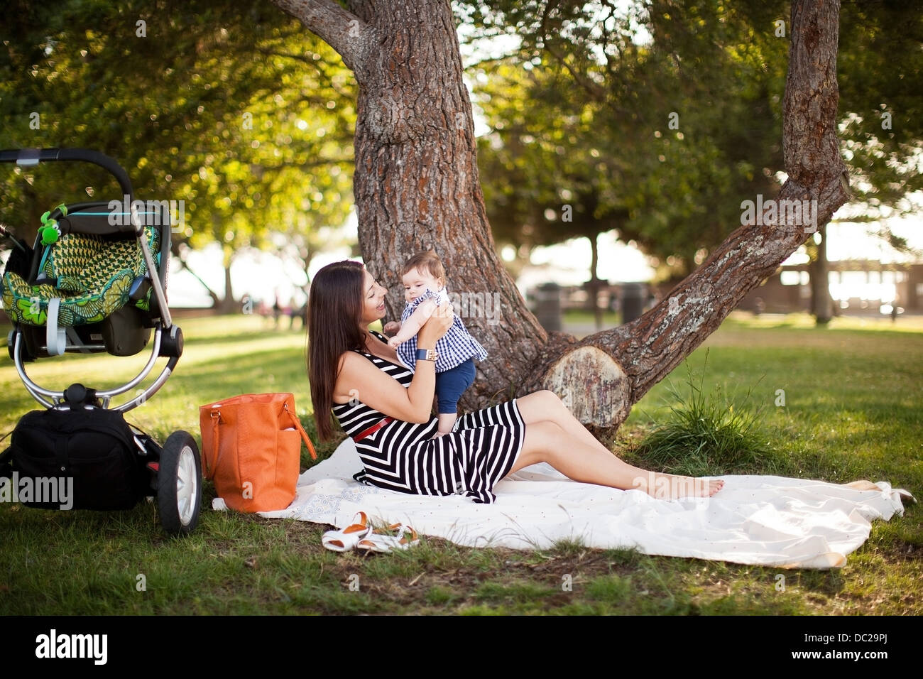 Mutter saß auf der Picknickdecke mit Tochter Stockfoto