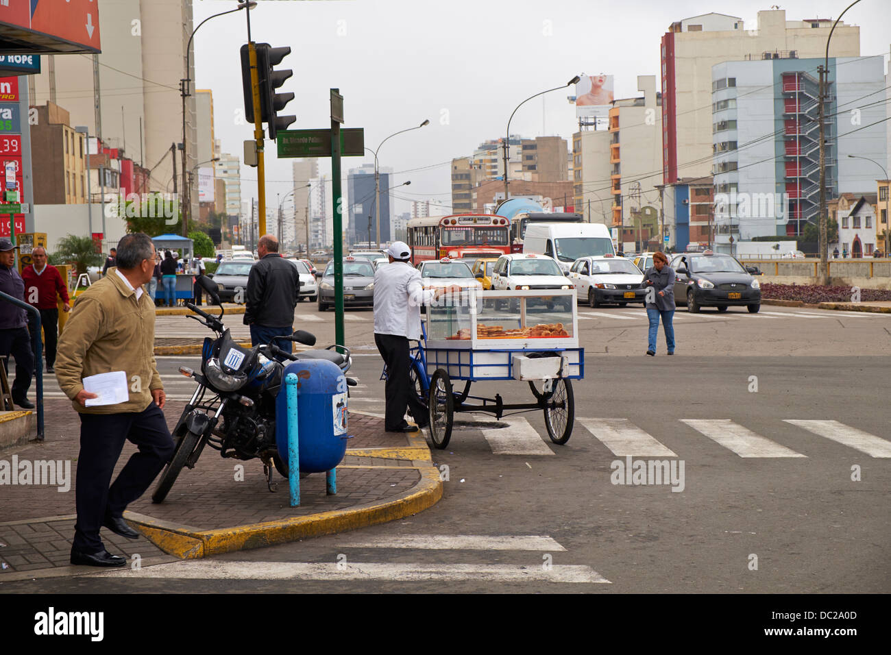 Ein Händler, Verkauf von Lebensmitteln aus einem Grabhügel auf den Straßen von Miraflores in Lima, Peru. Stockfoto