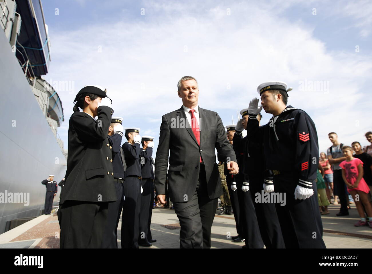 Gdynia, Polen 7. August 2013 polnische Minister der Verteidigung Tomasz Siemoniak besucht japanischen Self Defence Marine Schiff JMSDF Kashima in Gdynia Port Credit: Michal Fludra/Alamy Live News Stockfoto