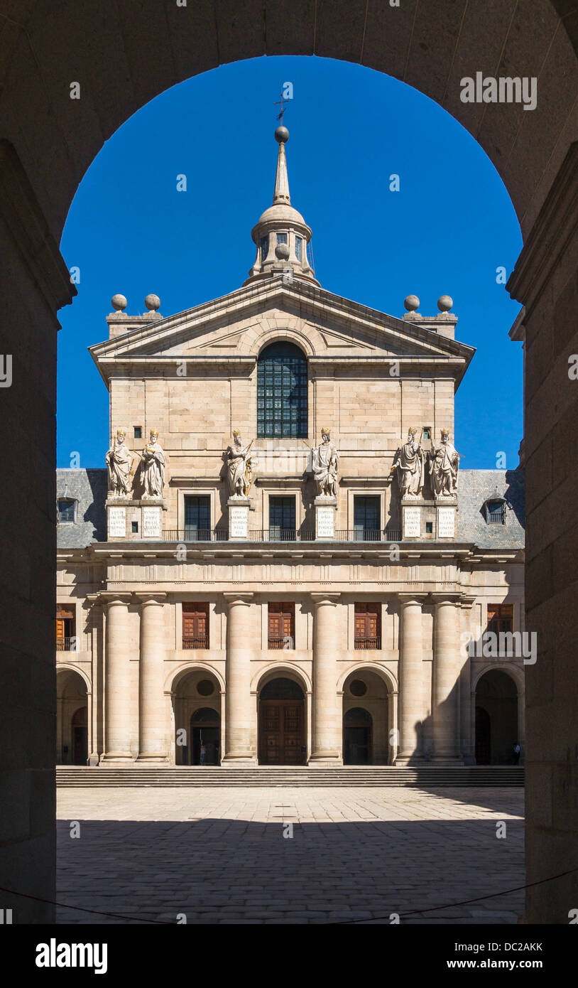 Eingang der Kirche Saint Lawrence des Escorial, San Lorenzo del Escorial, Spanien. Stockfoto