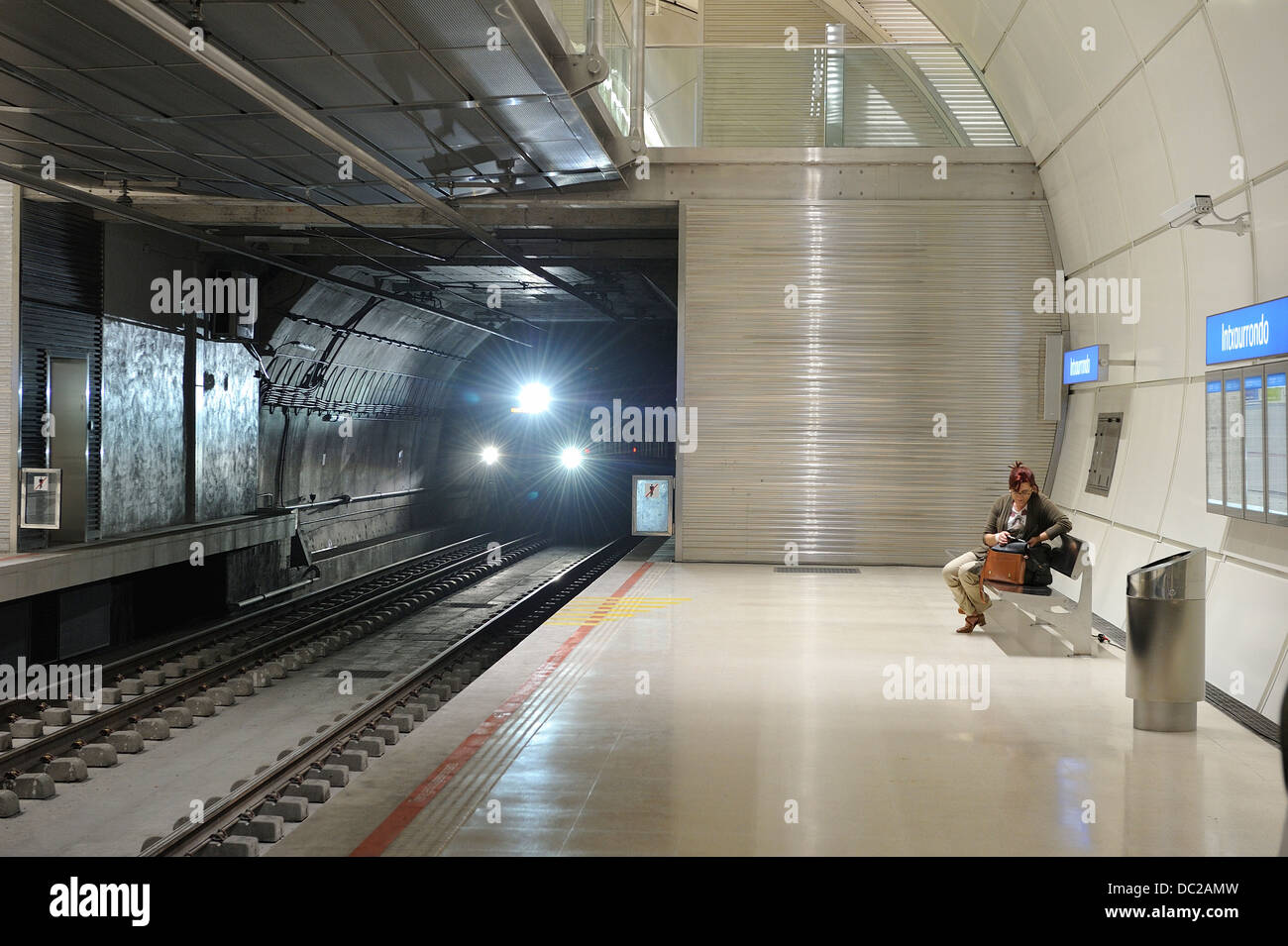 Frau warten auf die U-Bahn im u-Bahnhof Intxaurrondo (Donostia) Stockfoto