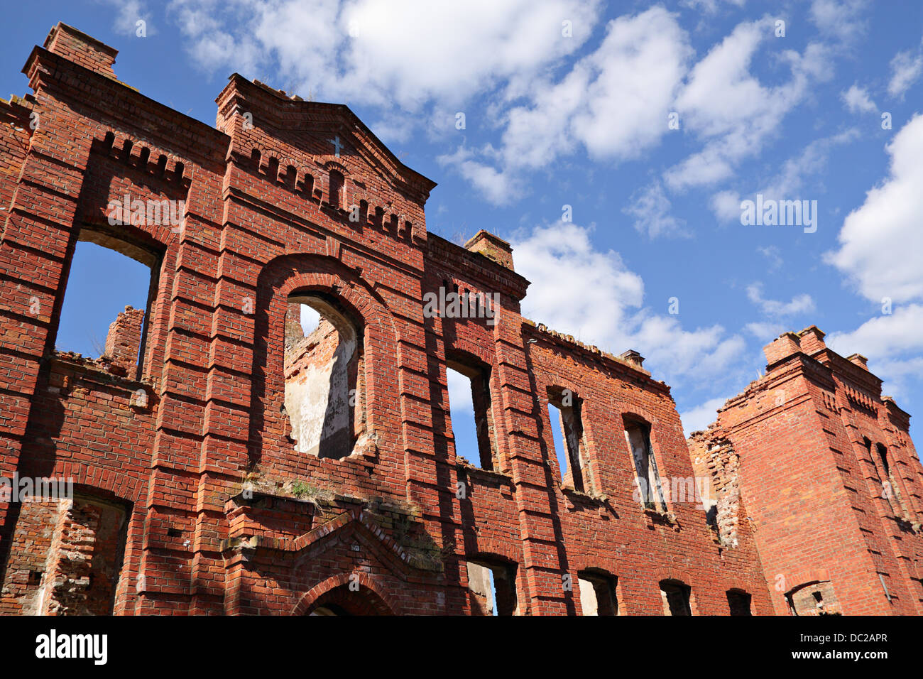 Ruinen der alten Gebäude auf dem Hintergrund eines blauen Himmels Stockfoto