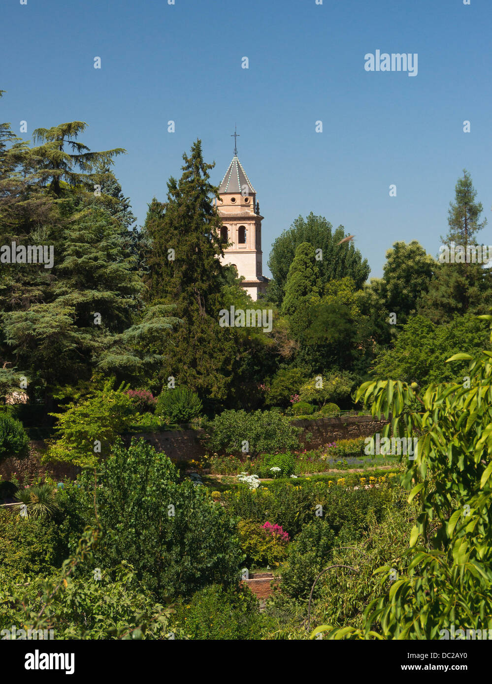 Der Glockenturm der Kirche Santa Maria De La Alhambra, Zusammenführen von den Gärten. Granada, Spanien. Stockfoto