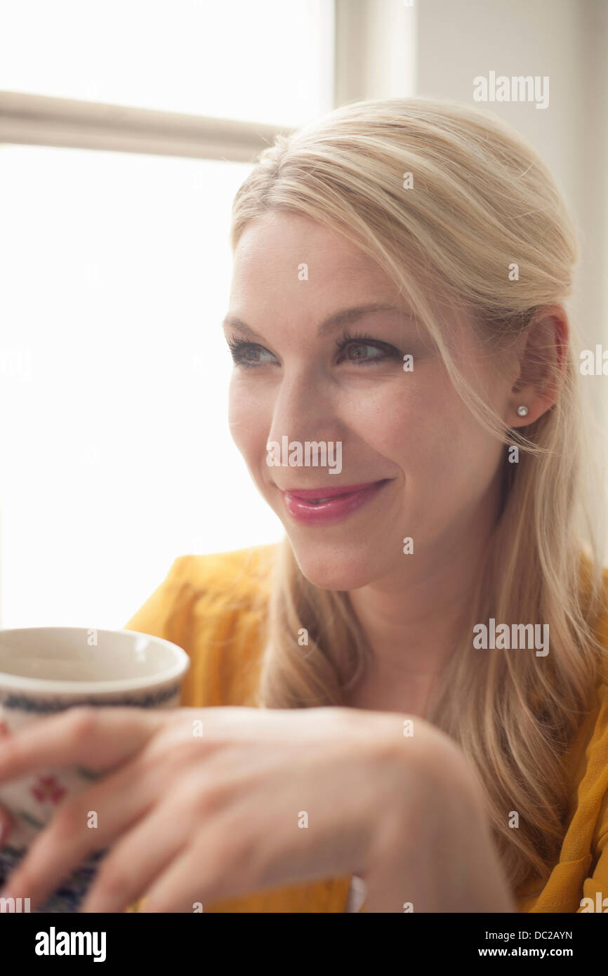 Frau mit Teetasse Stockfoto