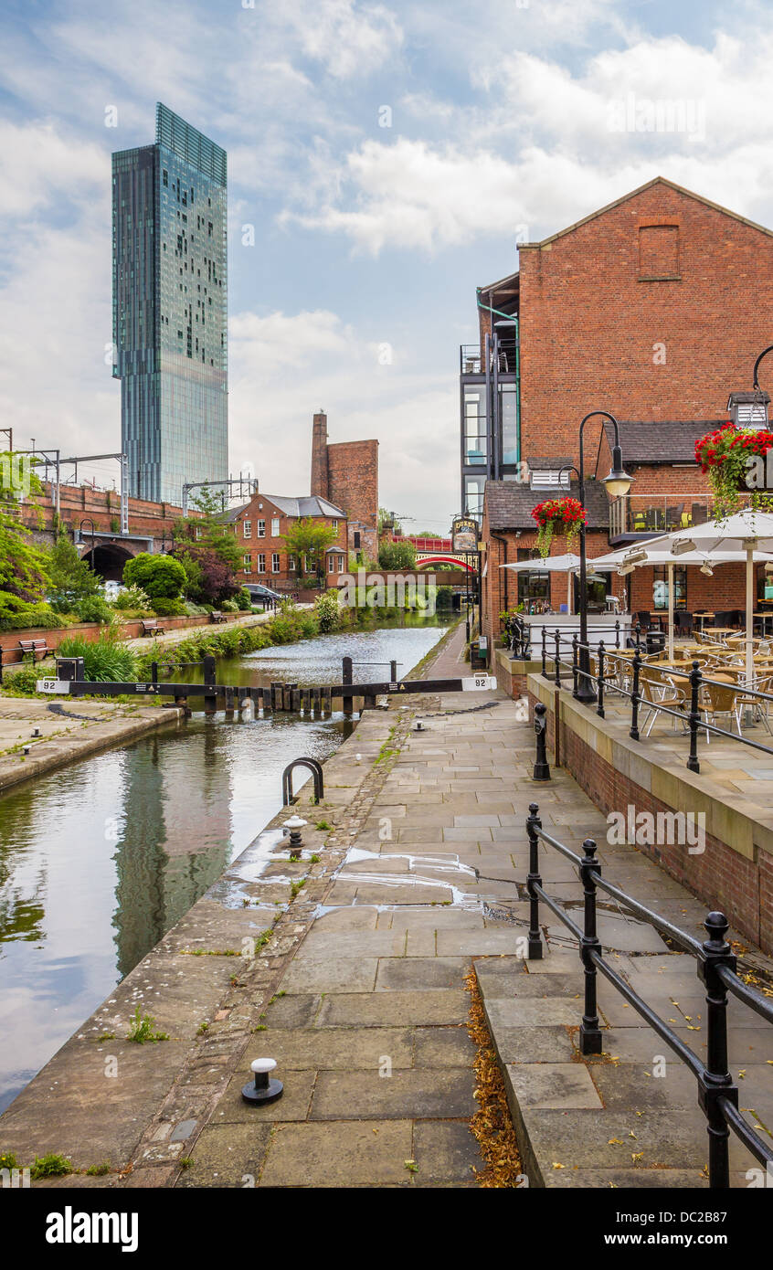 Castlefield in Manchester mit Kanal und Schleuse und Beetham Tower / Hilton Hotel im Hintergrund Stockfoto